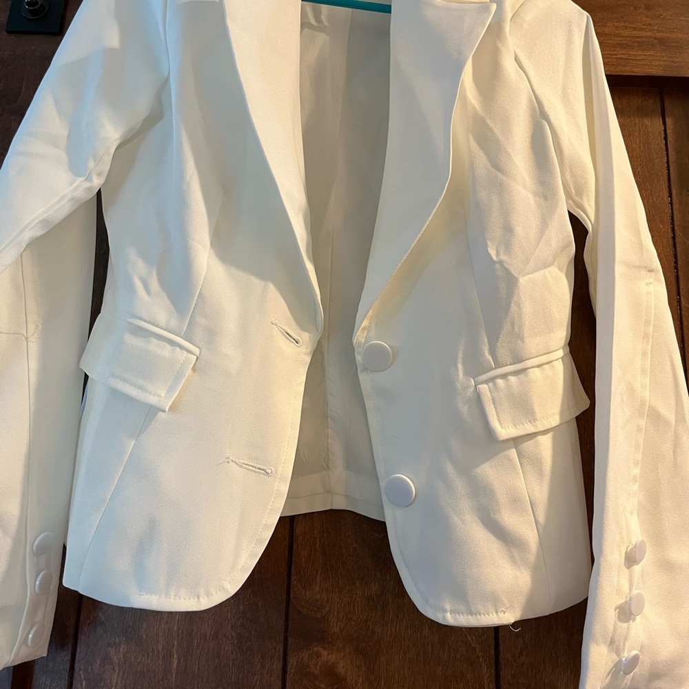 Size 4 white poly blazer never worn